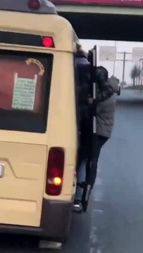 Bağcılar'da yürekleri ağza getiren görüntü... Minibüsün kapısından sarkarak yapılan tehlikeli yolculuk kamerada