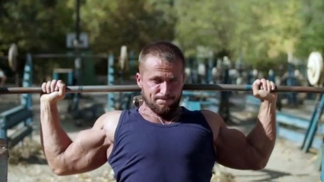 Cara Melakukan Gerakan Barbell Shoulder Press yang Baik dan Benar