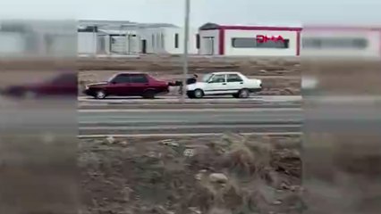 Kaputa oturup ayaklarıyla öndeki aracı itti