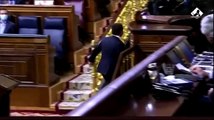 El momento en el que Pablo Casado abandona el Hemiciclo: tres diputados sale tras él