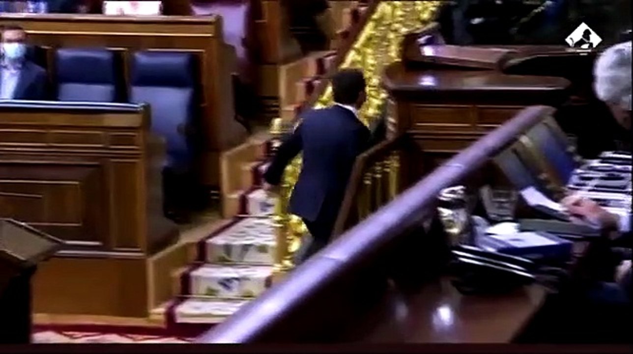 El momento en el que Pablo Casado abandona el Hemiciclo: tres diputados sale tras él
