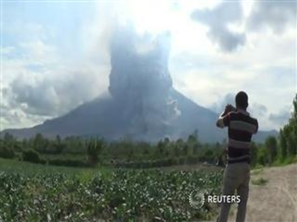 Indonesia's Mount Sinabung erupts