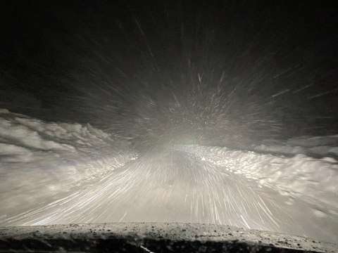 Yedisu-Erzincan kara yolunda kar ve tipi etkili oldu