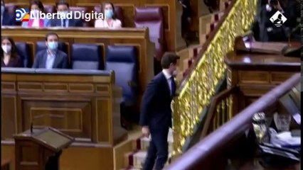 Casado sale del hemiciclo tras interpelar a Sánchez