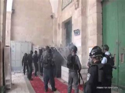 Israeli police, Palestinians clash at Jerusalem holy site