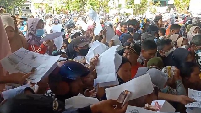 Ratusan Orang di Sumsel Antre Minyak Goreng Murah Abaikan Protokol Kesehatan