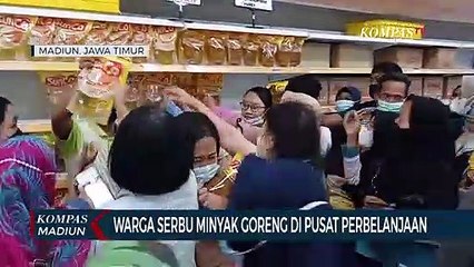 Warga Serbu Minyak Goreng Di Pusat Perbelanjaan