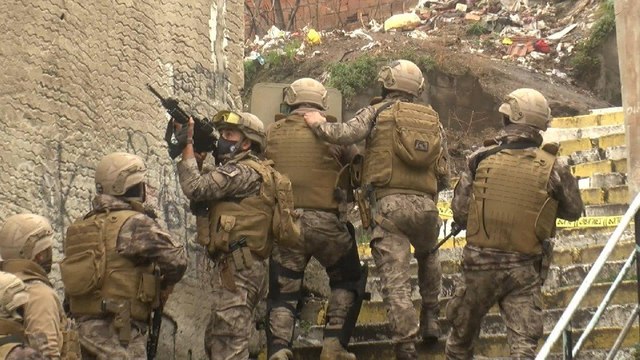 Ailesini rehin alan silahlı saldırgan, keskin nişancı tarafından etkisiz hale getirildi