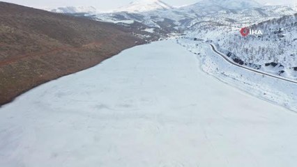 Buz tutan gölet böyle görüntülendi