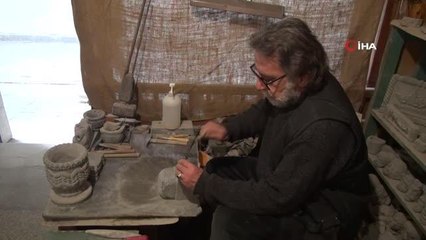 Karacadağ eteklerinden topladığı taşları sanat eserine dönüştürüyor