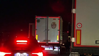 Tải video: Caserta, camionisti protestano per il caro benzina: decine di tir bloccano il traffico