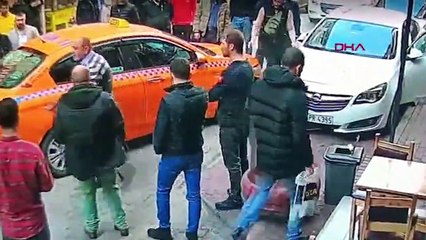Kaza yapan taksici, turistlerle tartıştı