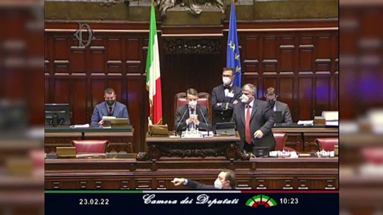 Obbligo vaccinale, il governo pone la fiducia: bagarre in aula e lancio di fogli contro D'Incà