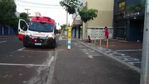 Moradora de rua com ferimentos nos pés é socorrida pelo SAMU no Centro