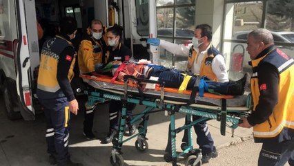 OTOMOBİLİ TAKLA ATTI, KENDİSİ GİBİ YARALANAN EŞİNİ SORDU