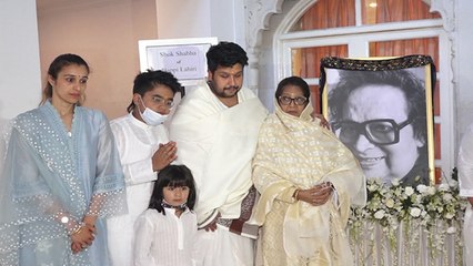 Bappi Lahiri Prayer Meet में माँ और बेटी का रो रो कर हुआ बुरा हाल । Watch Video । Boldsky