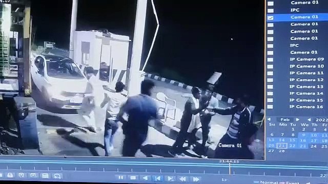 बदमाश ने टोल प्लाजा पर की तोडफ़ोड़, कैमरे में कैद हुई घटना