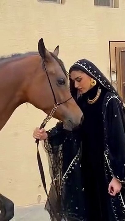 يارا النملة تخطف الأنظار بجلسة تصوير مع الخيل احتفالا بيوم التأسيس