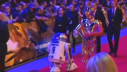 Скачать видео: 'Star Wars' cast and crew react to reviews