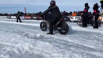 Les courses de motos sur glace à  Beauharnois.