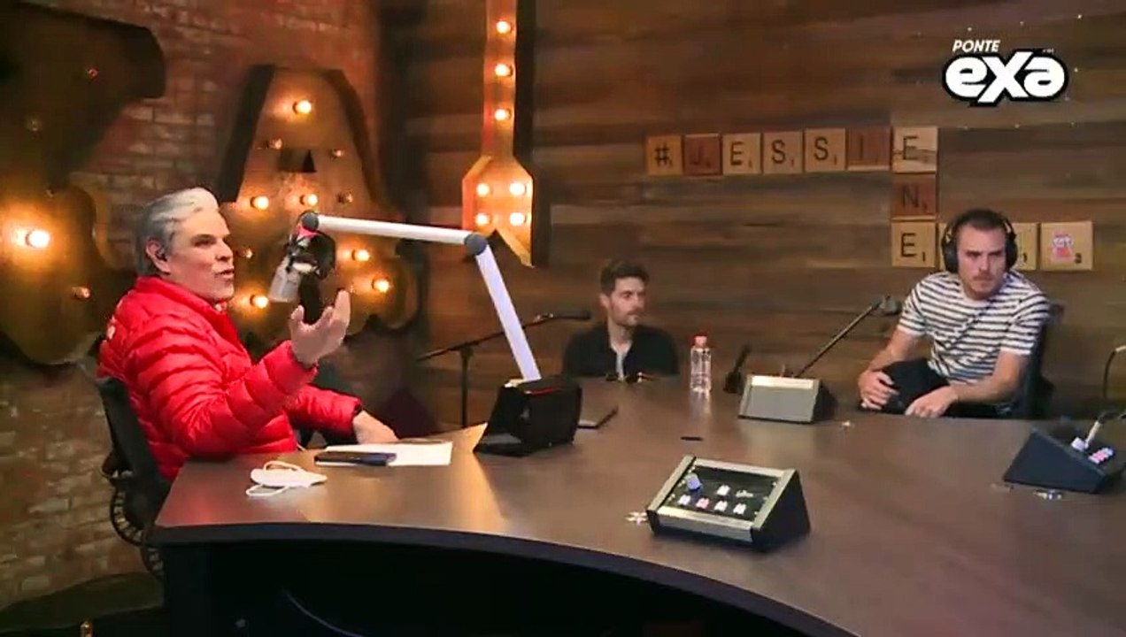 ¡DVICIO ya está en vivo para #JessieEnExa, presentando su sencillo “Te pienso a cada hora”!  (656)