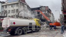 Son dakika haber... Güngören'de yangında 5 kişinin öldüğü binada yıkım çalışması başlatıldı