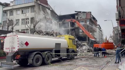 Son dakika haber... Güngören'de yangında 5 kişinin öldüğü binada yıkım çalışması başlatıldı