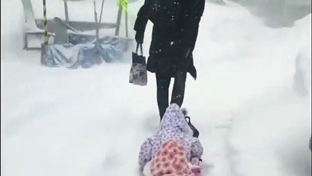 لليوم الثاني اكوام من الثلوج تدفن مدينة سابورو في #اليابان 22/2/2022