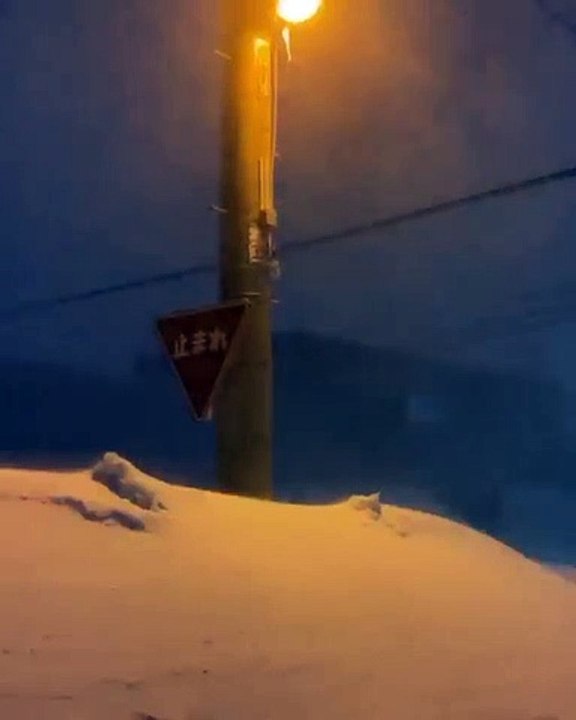 لليوم الثاني اكوام من الثلوج تدفن مدينة سابورو في #اليابان 22/2/2022