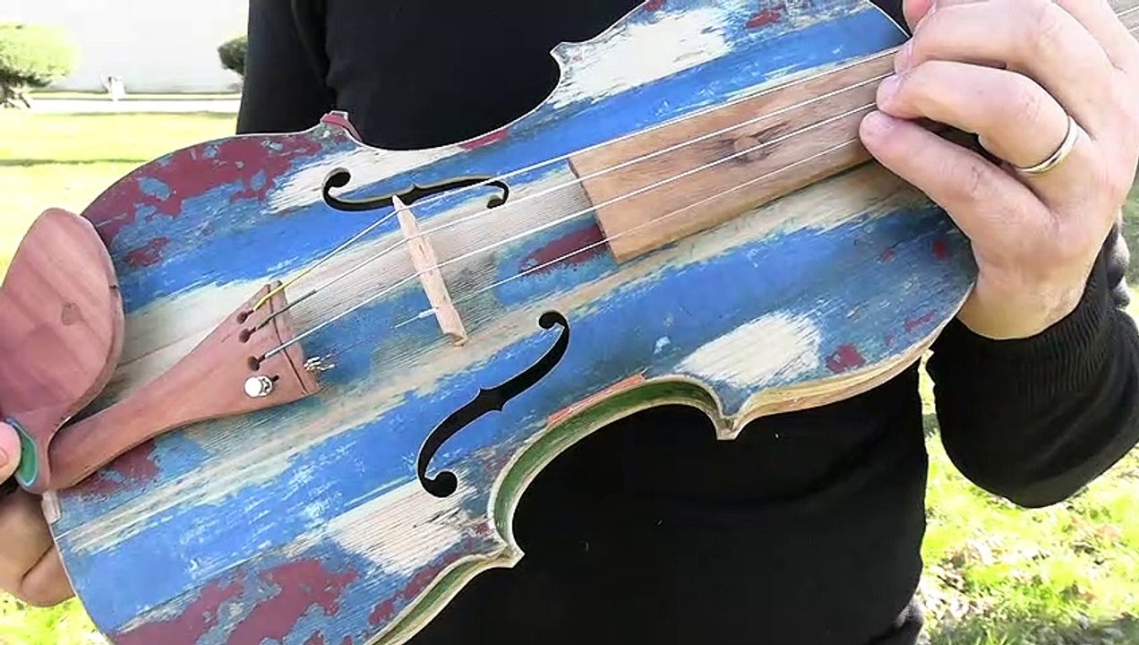 Il violino fatto con il legno dei barconi dei migranti: "Ridiamo voce a chi non può più parlare"