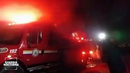 Un voraz incedio dejó casi en cenizas una recicladora abandonada en la colonia Solidaridad