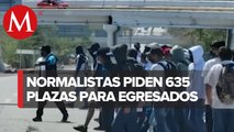 Estudiantes normalistas bloquean la Autopista del Sol, Guerrero