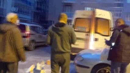 Park halindeki hafif ticari araç yandı