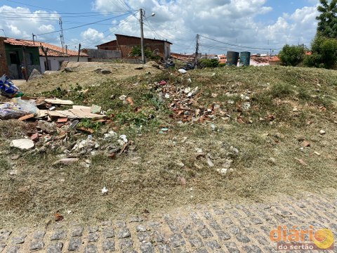 Após apelo de moradores na TV Diário do Sertão, reportagem constata mutirão de limpeza na zona sul de Cajazeiras
