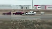 Kaputa oturup ayaklarıyla öndeki aracı itti