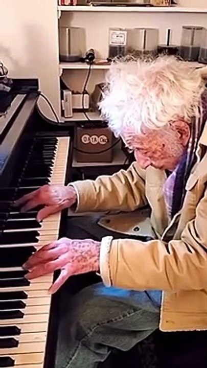 A 94 ans Philip Springer joue le 1er mouvement de la Sonate au clair de lune de Beethoven