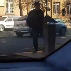 Ce chat attendait qu'on lui ouvre le robinet... merci humain