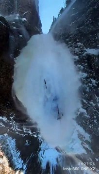 Cet alpiniste survit à une grosse coulée de neige pendant une escalade non-encordée dans le Colorado