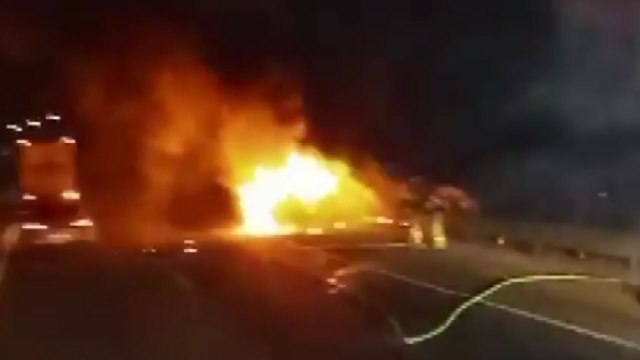 호남고속도로지선 달리던 SUV 화재...차량 전소 / YTN