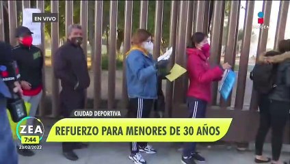 Jóvenes menores de 30 se aplican la vacuna de refuerzo en la CDMX