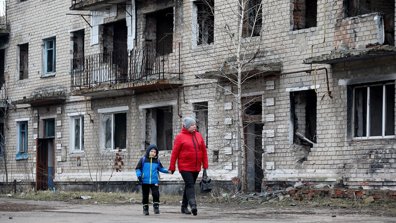 تفجيرات ولجوء للسكان.. أجواء الحرب تسيطر على إقليم دونباس