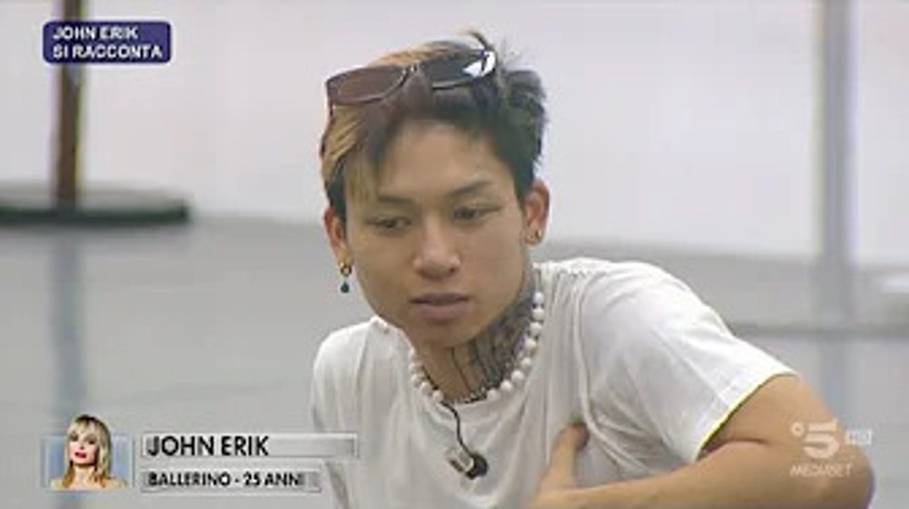 John Erik ad Amici rivela il suo passato a Veronica Peparini: c'entra il padre E' uno degli ultimi e