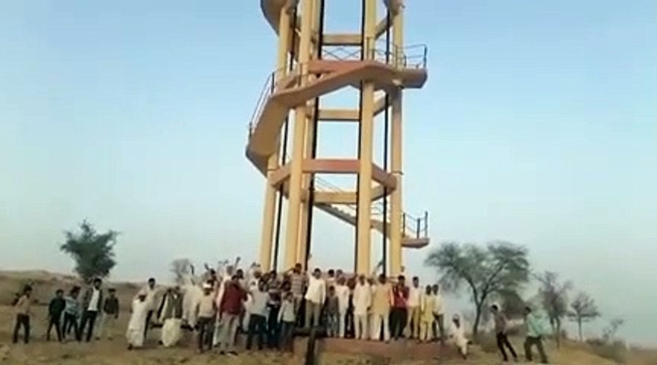 बजट में अनदेखी पर वाटरवक्र्स की टंकी पर चढ़े किसान