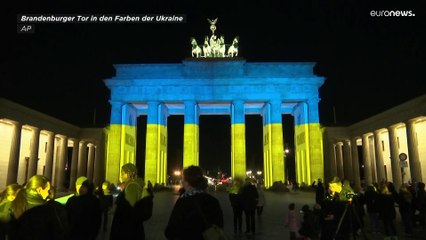 Das Brandenburger Tor leuchtet in den Farben der Ukraine