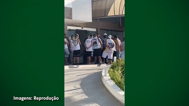 Dirigente do Santos, Edu Dracena bate boca com grupo de torcedores do Peixe