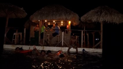 Bar flotante "Bit Coin Island” invita a que visiten esta atractiva instalación