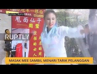 #Bualan 19 Dis: Masak mee sambil menari tarik pelanggan