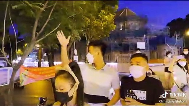 Gần đèn thì sáng: Quang Linh Vlog đi dạo bằng xe bus 2 tầng và vẫy tay chào kiểu Hoa hậu luôn rồi