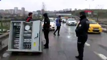 Çek çek arabasıyla elektrik panosu taşırken gözaltına alındı