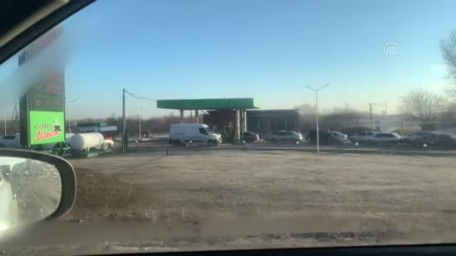Rusya'nın Ukrayna'ya askeri müdahalesi sonrası, benzin istasyonları önünde uzun kuyruklar